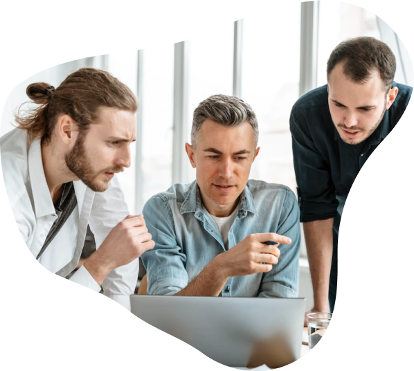 Equipo diseñando software SaaS